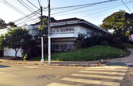 La casa Kostianosky está ubicada sobre República Argentina y Alfredo Seiferheld. Es una de las ícónicas obras del fallecido arquitecto Genaro Espínola Tami, más conocido como Pindú.