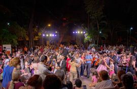 "El gran vals" es un espectáculo que la OSCA presenta al aire libre en distintos barrios de Asunción.