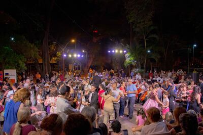 "El gran vals" es un espectáculo que la OSCA presenta al aire libre en distintos barrios de Asunción.
