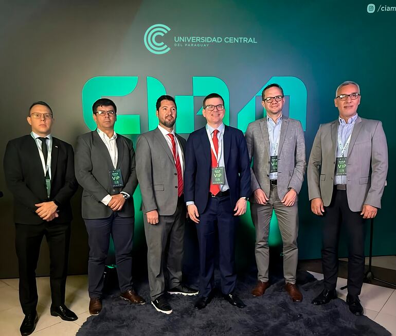 Autoridades presentes en el CIAM 2025: Mag. Ing. Luis López Lafuente, vicerrector de la UCP; Dr. José Fernando Duarte Penayo, presidente de la ANEAES; Abog. Héctor Báez Blanco, asesor de la presidencia de la ANEAES; Abog. Andrei Pugin Gini, asesor jurídico del CONES; Gerardo Jara, Director de Evaluación de
Programas de Posgrado de la ANEAES y el Dr. José Tomás Sánchez Gómez, director de la UFAMEP.
