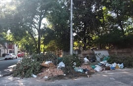 Enorme vertedero irregular en la esquina de Cerro Corá y Rodó, barrio Bernardino Caballero de Asunción.