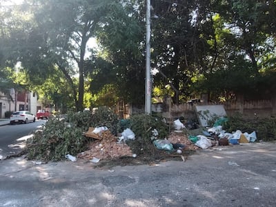 Enorme vertedero irregular en la esquina de Cerro Corá y Rodó, barrio Bernardino Caballero de Asunción.