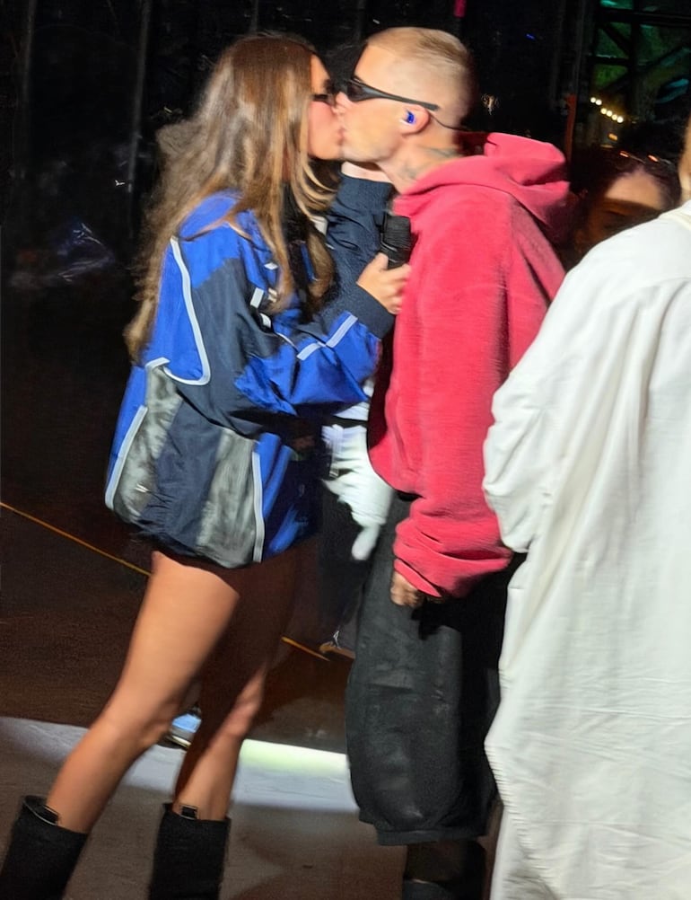Hailey y Justin Bieber dándose un romántico beso tras la exitosa presentación del cantante en el festival de Coachella. (Instagram/Hailey Bieber)