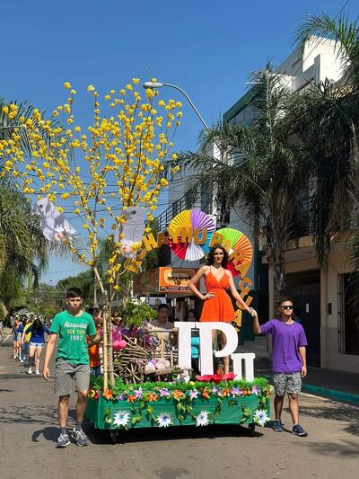 Con un desfile de carrozas celebran la llegada de la primavera en Caacupé.