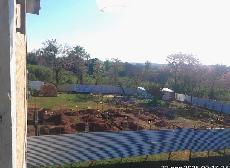 El Colegio Nacional Florencio Molinas (Acahay), la obra quedó cercada.