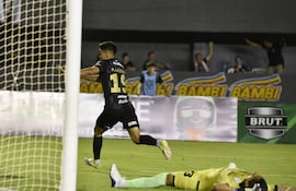 El talentoso volante ofensivo Rubén Lezcano celebra el tanto ganador ante el lamento del portero Miguel Martínez, quien expresa su frustración quedando tendido en el césped.