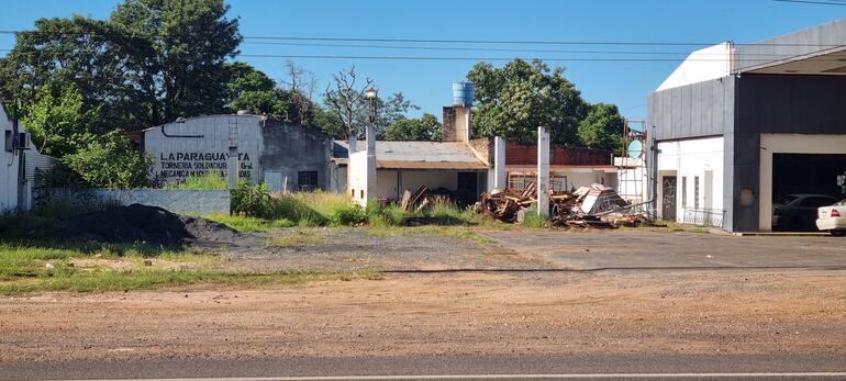 Ex estación de servicio en estado de abandono.