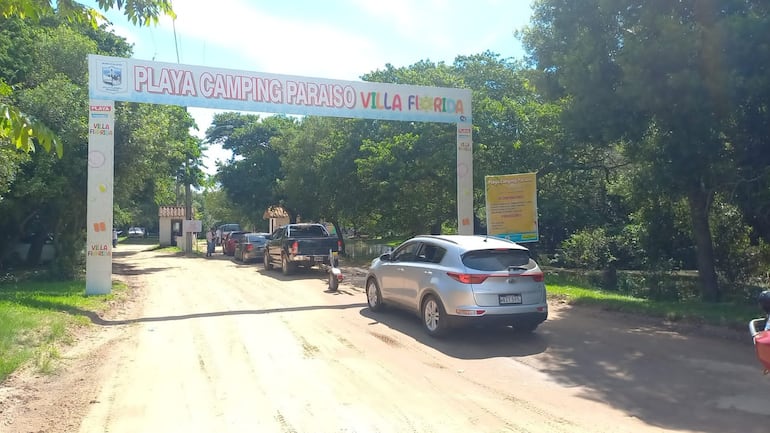 Tuiristas esperando para ingresar al predio de la playa Camping Paraíso.