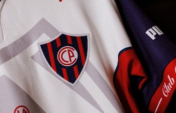 Recientemente lanzado por la marca alemana Puma, esta será la tercera equipación que utilizará Cerro Porteño para la presente temporada.