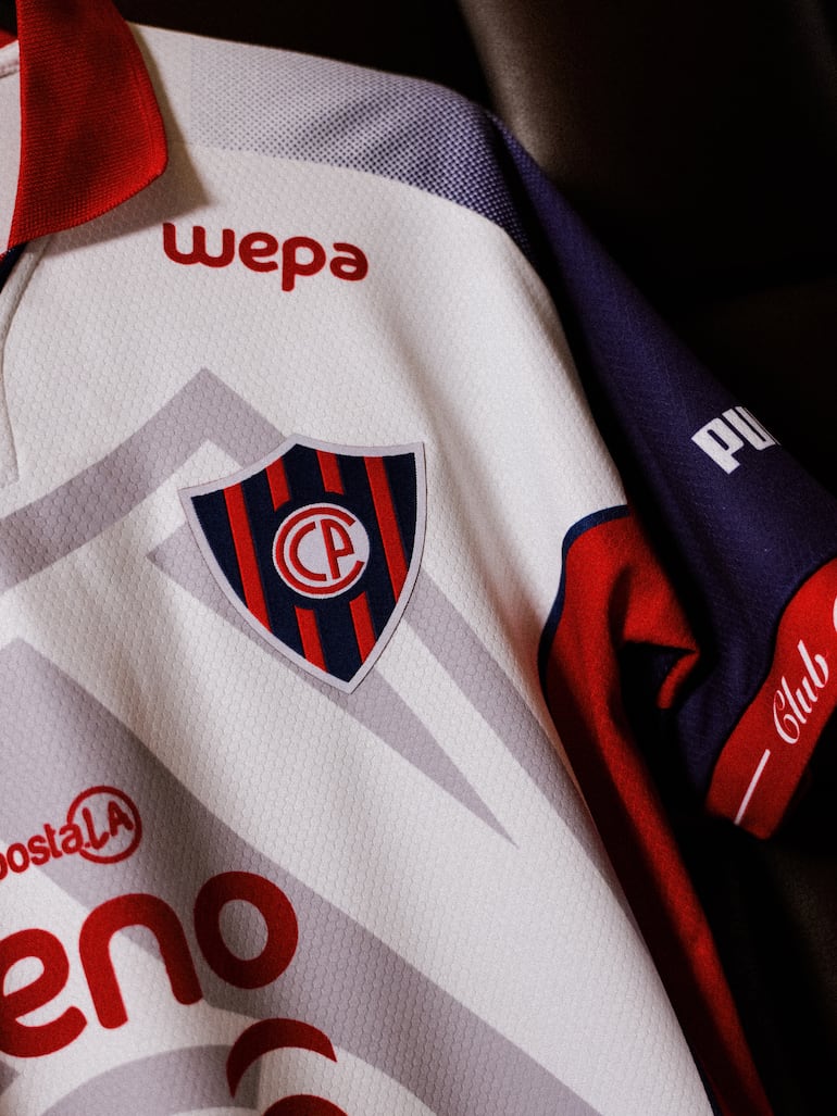 Recientemente lanzado por la marca alemana Puma, esta será la tercera equipación que utilizará Cerro Porteño para la presente temporada.