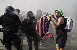 El presidente estadounidense, Donald Trump, ha desplegado 2000 efectivos de la Guardia Nacional, a pesar de no haber recibido ninguna solicitud de asistencia adicional del estado de California, tras las multitudinarias protestas contra las continuas redadas migratorias en el área de Los Ángeles durante los últimos días.