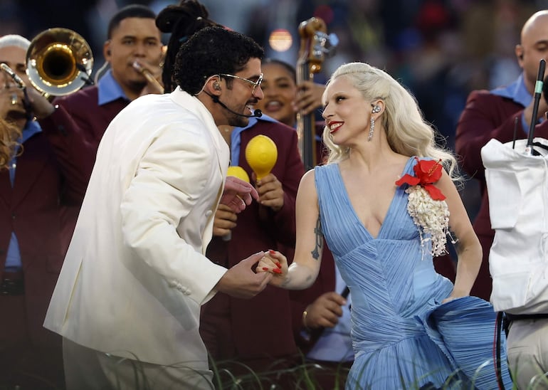 Bad Bunny y Lady Gaga (D) actúan en el espectáculo de medio tiempo del Super Bowl LX.