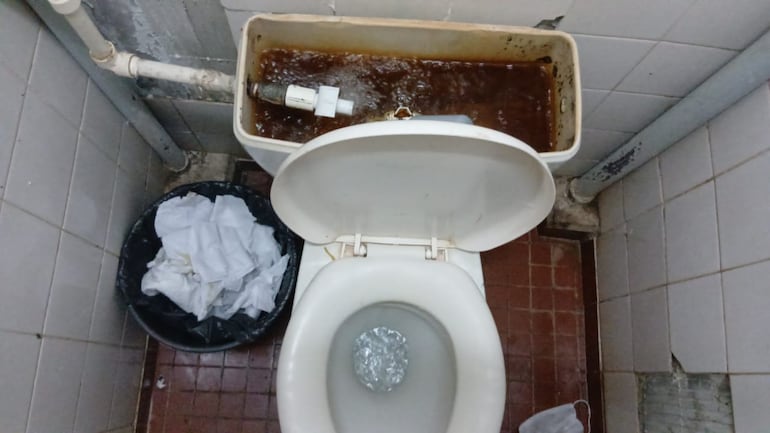 Los baños son poco amigables para lo pacientes.