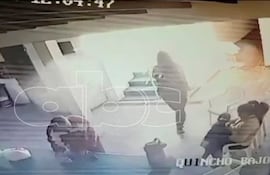 Momento en que el sicario, que según la teoría de la Fiscalía, habría sido Martín "Cebolla" Zeballos, disparó contra el ex director del penal de Tacumbú, Óscar González Olmedo.