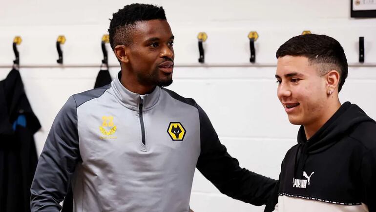 Enso González durante llegada, revisión médica y presentación como refuerzo de Wolverhampton.