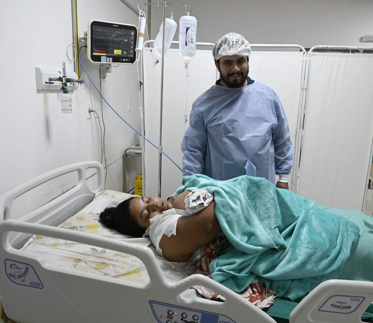 Guillermo Gómez y Rita Verutti junto a su hijo Jeremías Ñasaindy. 
