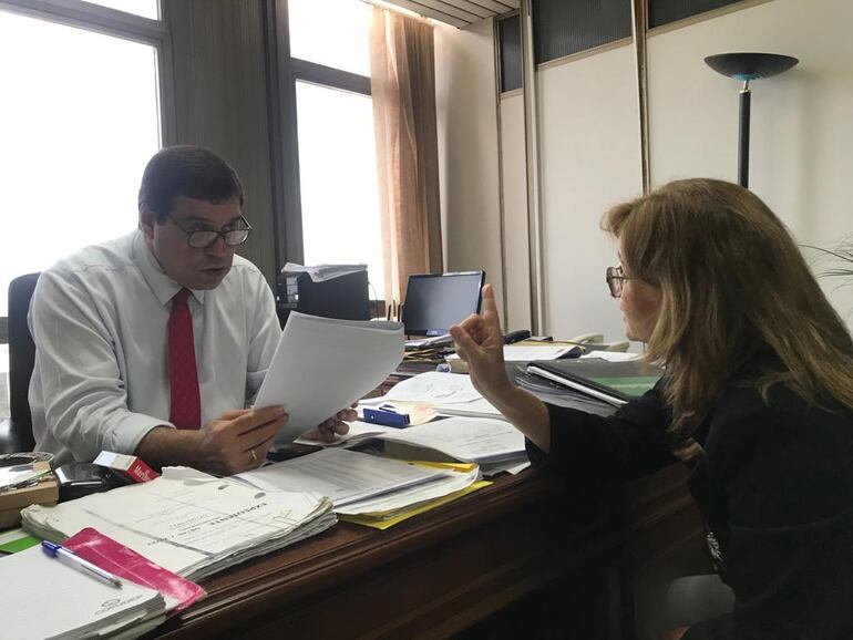 Vecinos de las Mercedes fueron recibidos por el director Benito Torres en la Municipalidad. Piden eliminar tarifa nocturna.