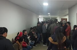 Aglomeración de contribuyentes de patentes de rodados frente a las ventanillas del Departamento de Tránsito de la comuna de Pedro Juan Caballero.