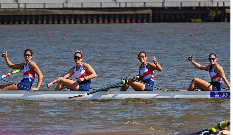 Nicole, Ale, Agus y Fio, subieron al podio en Cuatro sin timonel, para colgarse la presea de bronce.