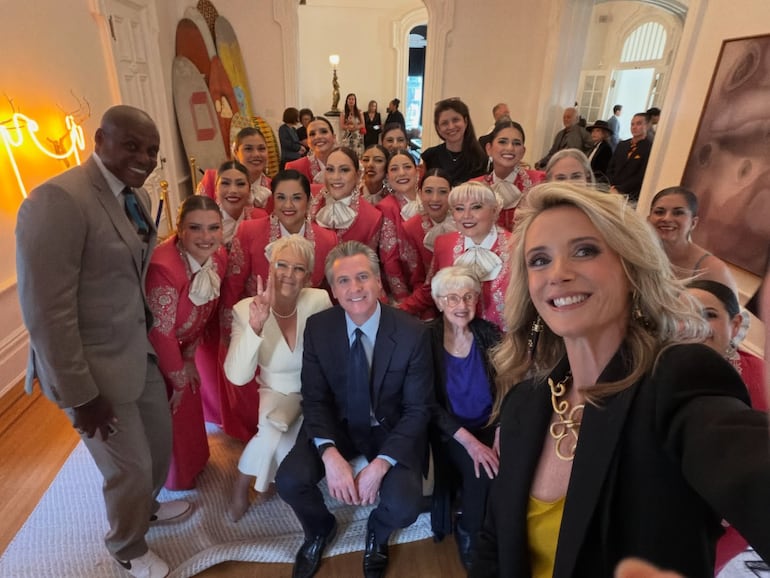Jamie Lee Curtis junto al gobernador de California, Gavin Newsom, y otras personalidades que ingresaron al Salón de la Fama de California. (Instagram/Jamie Lee Curtis)