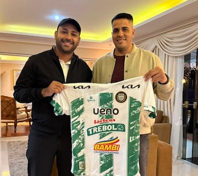 Carlos María Servín (derecha), con la camiseta albiverde de Rubio Ñu.