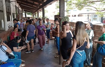 Una fila larga, y espera larga deben soportar los docentes para tramitar sus certificaciones en la Dirección Departamental de Educación de San Lorenzo.
