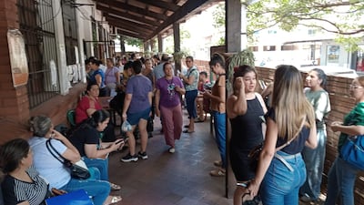 Una fila larga, y espera larga deben soportar los docentes para tramitar sus certificaciones en la Dirección Departamental de Educación de San Lorenzo.