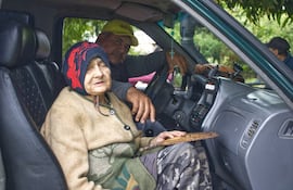 Una adulta mayor es evacuada de su vivienda en la ciudad de Cerrito.