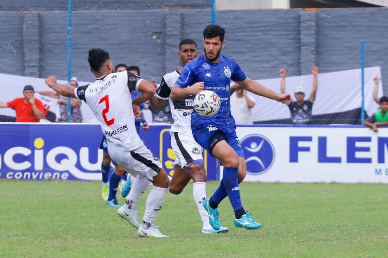 José Ortigoza (d), futbolista de Sol de América, pelean por el balón con los jugadores del 24 de Setiembre de Areguá en el partido de la fecha 16 de la División Intermedia 2023.