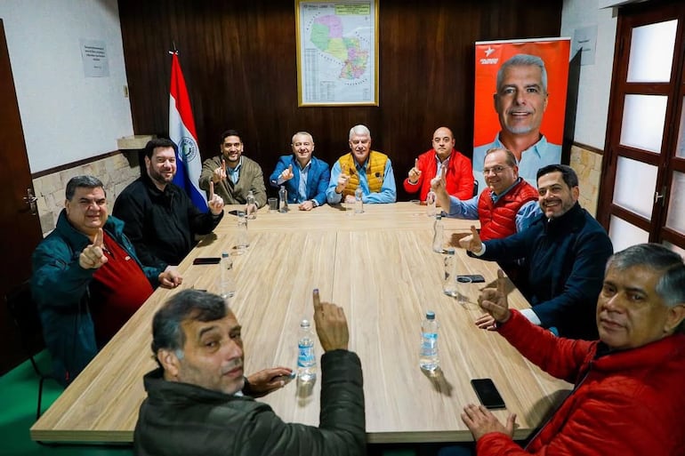 Reunión entre el equipo del cartista Camilo Pérez con representantes de Colorado Añetete.