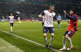 El argentino Pablo Vegetti (i), futbolista de Cerro Porteño, festeja un gol en el partido frente a Palmeiras por la fecha 5 del Grupo F de la Copa Libertadores 2026 en el estadio Allianz Parque, en Sao Paulo, Brasil.