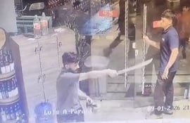 Momento en el que un hombre amenaza con un machete dentro de una tienda Biggie en Fernando de la Mora. El hombre habría herido a un guardia y terminó detenido.