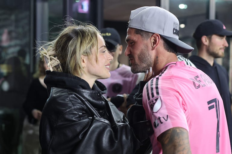 Miradas llenas de amor entre Rodrigo De Paul y Tini Stoessel. (Leonardo Fernández/Getty Images/AFP)