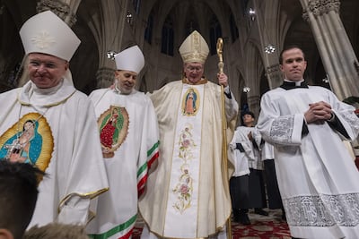 El cardenal Timothy Dolan (2d), junto a los prelados Edmund Whalen (i), y Joseph Espaillat (2i) participan en una misa en honor a la Virgen de Guadalupe, en la Catedral de San Patricio, en Nueva York (Estados Unidos).