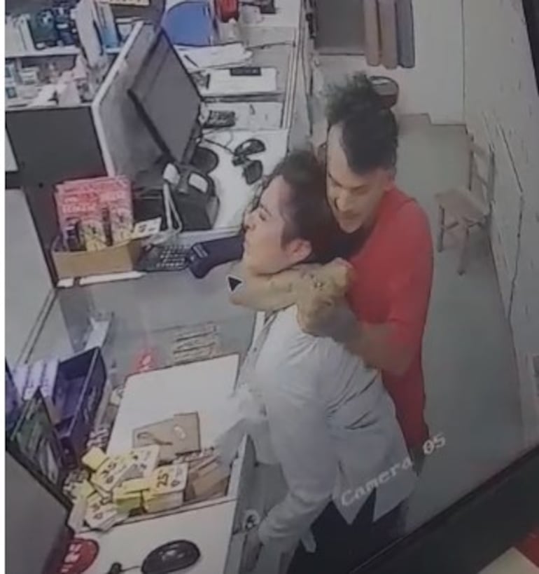 Familiares entregan a la Policía al presunto asaltante de una farmacia en Luque