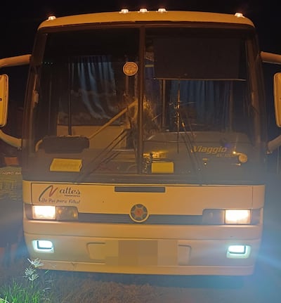 Parte frontal del ómnibus interceptado durante el operativo en Ypejhú, Canindeyú
