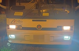 Parte frontal del ómnibus interceptado durante el operativo en Ypejhú, Canindeyú