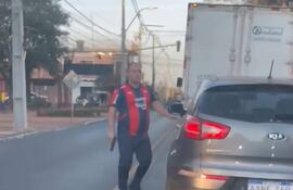 Momento en que el jefe del grupo Lince de la policía, con sede en Capiatá, comisario Víctor Gabriel Portillo Soto, sube a su vehículo con su arma reglamentaria en la mano.