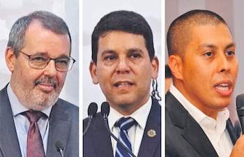 Carlos Carvallo, presidente de BCP; Holger, titular de la Superintendencia de Bancos y Miguel Vázquez, CEO de Uen