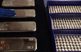 Lingotres de oro. (captura de pantalla de video AFP)