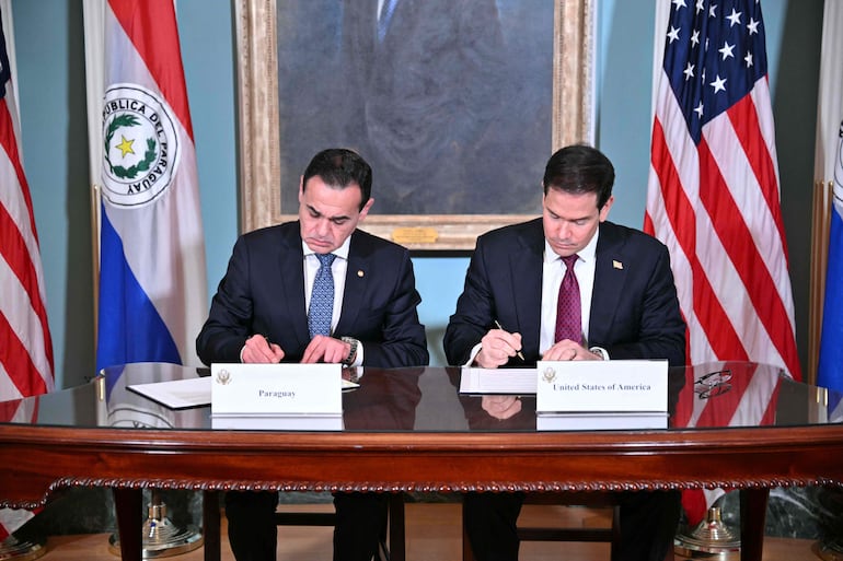El secretario de Estado de EE. UU., Marco Rubio, y el vicepresidente de Paraguay, Pedro Alliana, firman un Memorando de Entendimiento (MOU) sobre cooperación nuclear civil estratégica en la Sala de Tratados del Departamento de Estado en Washington D. C., el 4 de agosto de 2026.