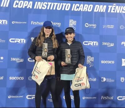 Antonella Milagros Acosta Rodríguez y Valeria Santander, con sus trofeos de campeonas en dobles 14 años del torneo de Curitiba, en Brasil.