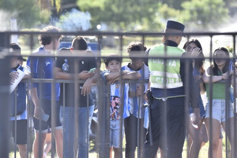 Aficionados en Paraguay, a la espera se la Selección Argentina.