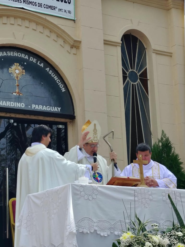 El obispo de la diócesis de Caacupé monseñor Ricardo Valenzuela ofició la misa central.