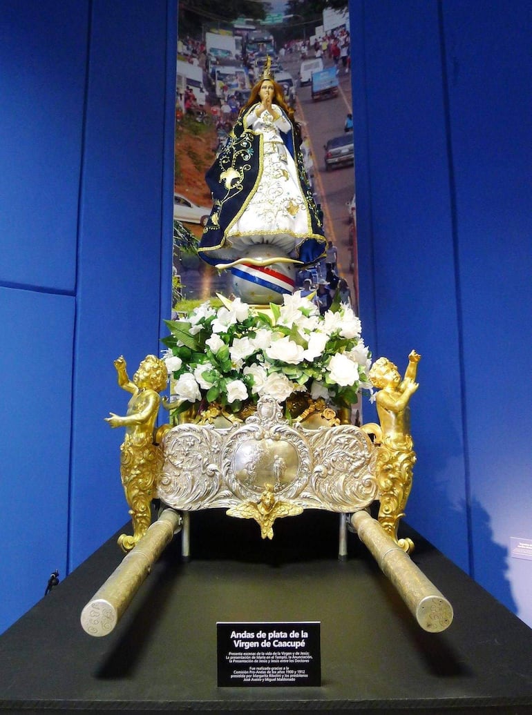 Los turistas admiran el museo de la Basílica.