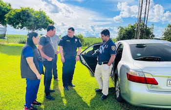 Momento en que agentes de la Comisaría 12 de J. Eulogio Estigarribia realizan la inspección el vehículo en la cual perdió la vida la menor.