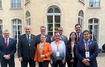 El director Sanidad, Identificación y Trazabilidad del ente, Dr. Víctor Maldonado, el presidente de la OMSA, Dr. Hugo Federido Idoyaga; la embajadora de la buena voluntad de la OMSA, Doña Maris LLorens, la embajadora de Paraguay en Francia, Cynthia María Filártiga, el presidente de la Asociación Rural del Paraguay (ARP), Dr. Daniel Prieto, la presidente de la Cámara Paraguaya de Laboratorios de Productos Veterinarios, Lic. Edith Gamarra, el presidente de la Fundassa, Dr. Mario Apodaca; el presidente de Senacsa, Dr. José Carlos Martin; el director ejecutivo de Fundassa, Dr. Alejandro Aguilera.