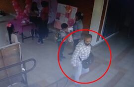Captura de video de un delincuente que ingresó a una escuela de Luque