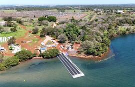 Se empieza a notar en el embalse de Itaipú la instalación de los paneles solares flotantes.