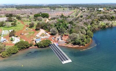 Se empieza a notar en el embalse de Itaipú  la instalación de los paneles solares flotantes.